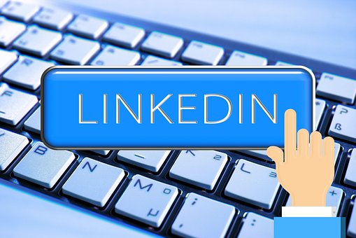 foto di tastiera e linkedin come una delle tattiche di marketing